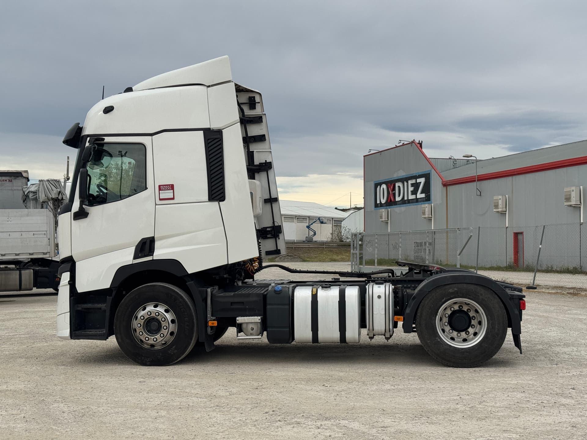 Tractora Renault T 520 2023 de ocasión — vista 2