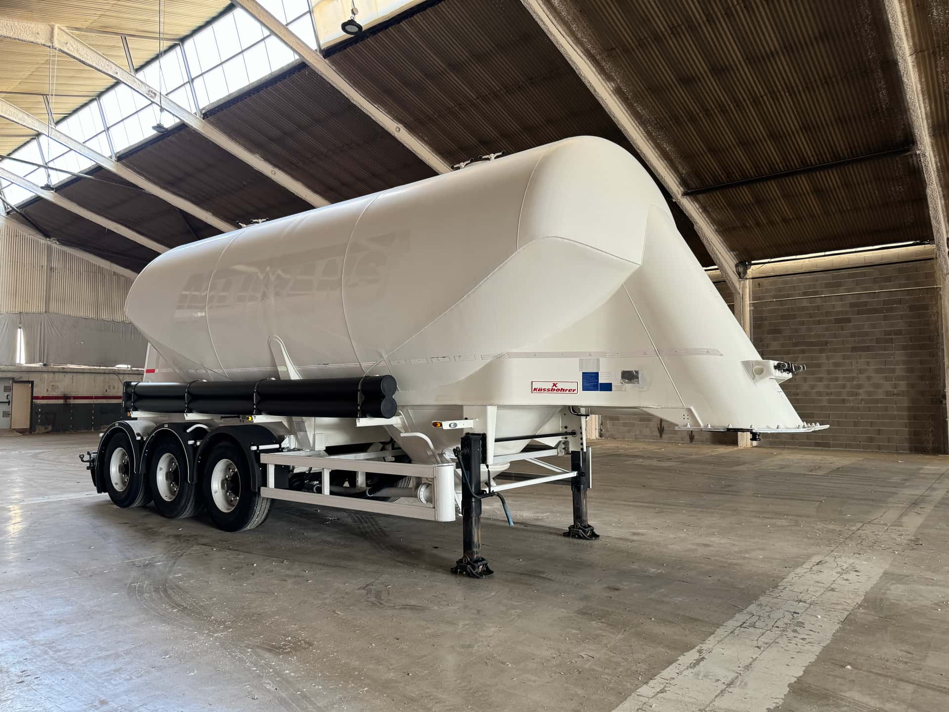 Silo-oplegger Gebruikte oplegger Kassbohrer SSL 35 m³ 2015, 3/4 vooraanzicht bijrijderszijde — Coatrucks Lleida