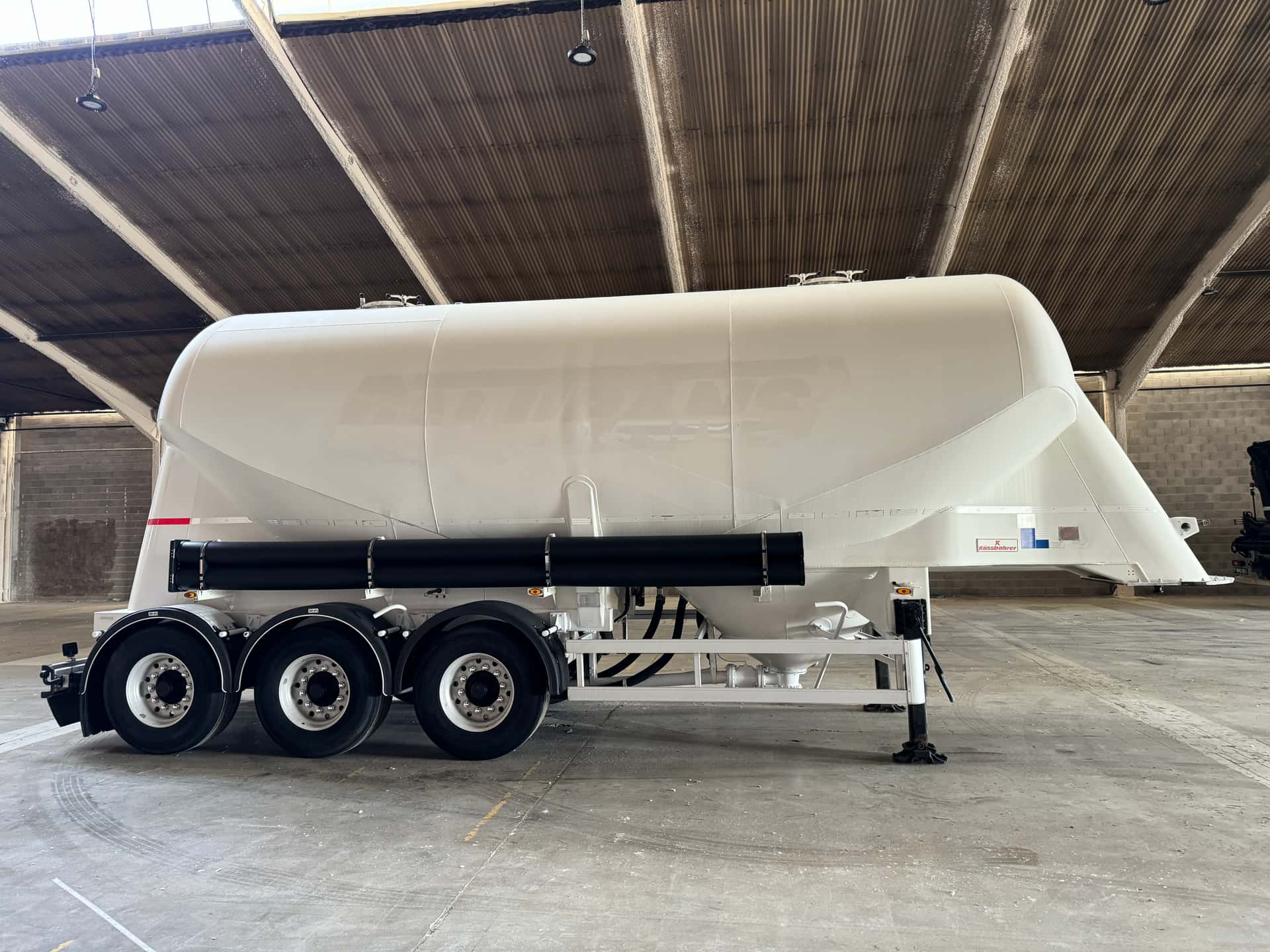 Silo-oplegger Gebruikte oplegger Kassbohrer SSL 35 m³ 2015, zijaanzicht bijrijderszijde — Coatrucks Lleida